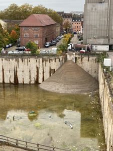 Bild der Baugrube des KQuartier, teilweise mit Wasser befüllt