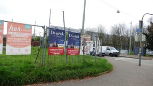 Bild mit Plakaten an einem Bauzaun